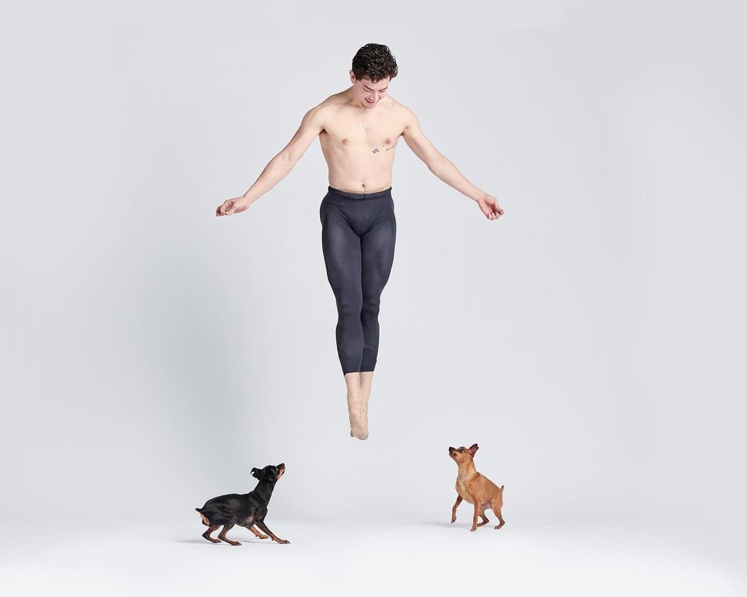 Leaping into the weekend ❣️
Dancers Love Dogs 

<a href="/ciscoestevez/">Francisco Estévez</a> with Peca &amp; Luna 
Photography Dancers &amp; Dogs Kelly Pratt Kreidich ❣️