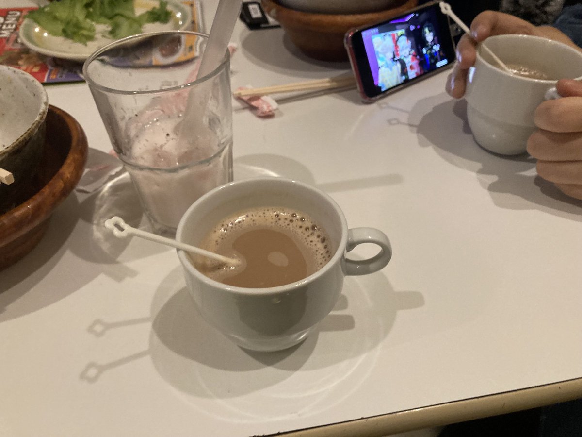 morimotoshoji's tweet photo. 「ミルクティーに龍角散のど飴を溶かすとおいしかったので試してほしい」という依頼。ネットで見かけて試したら本当においしくて人に勧めたくなったらしい。おいしかった。 https://t.co/xYDUuhYbFu