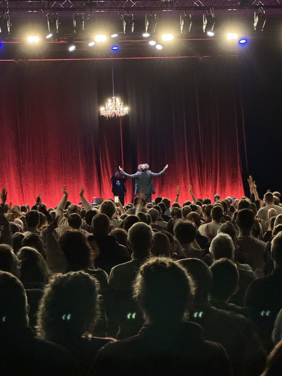 KevSge88's tweet photo. La chatte des années 80, merci @fabriceeboue pour ce spectacle à Sausheim, des barres tout le long! 😂 https://t.co/QutwnFD5V7