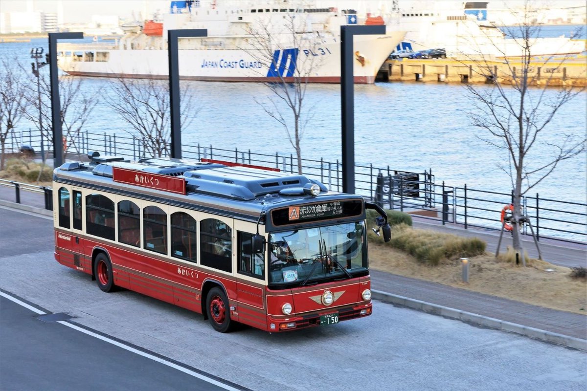 桜木町駅前から定番観光スポットを巡る「あかいくつ」に新車２台がデビューしました。

環境に配慮したハイブリッド車で、従来より広めの車内が特長です。
横浜ハンマーヘッド・横浜赤レンガ倉庫・横浜中華街などへぜひご利用ください。

city.yokohama.lg.jp/kotsu/bus/nori…
#横浜市交通局 #あかいくつ #横浜観光