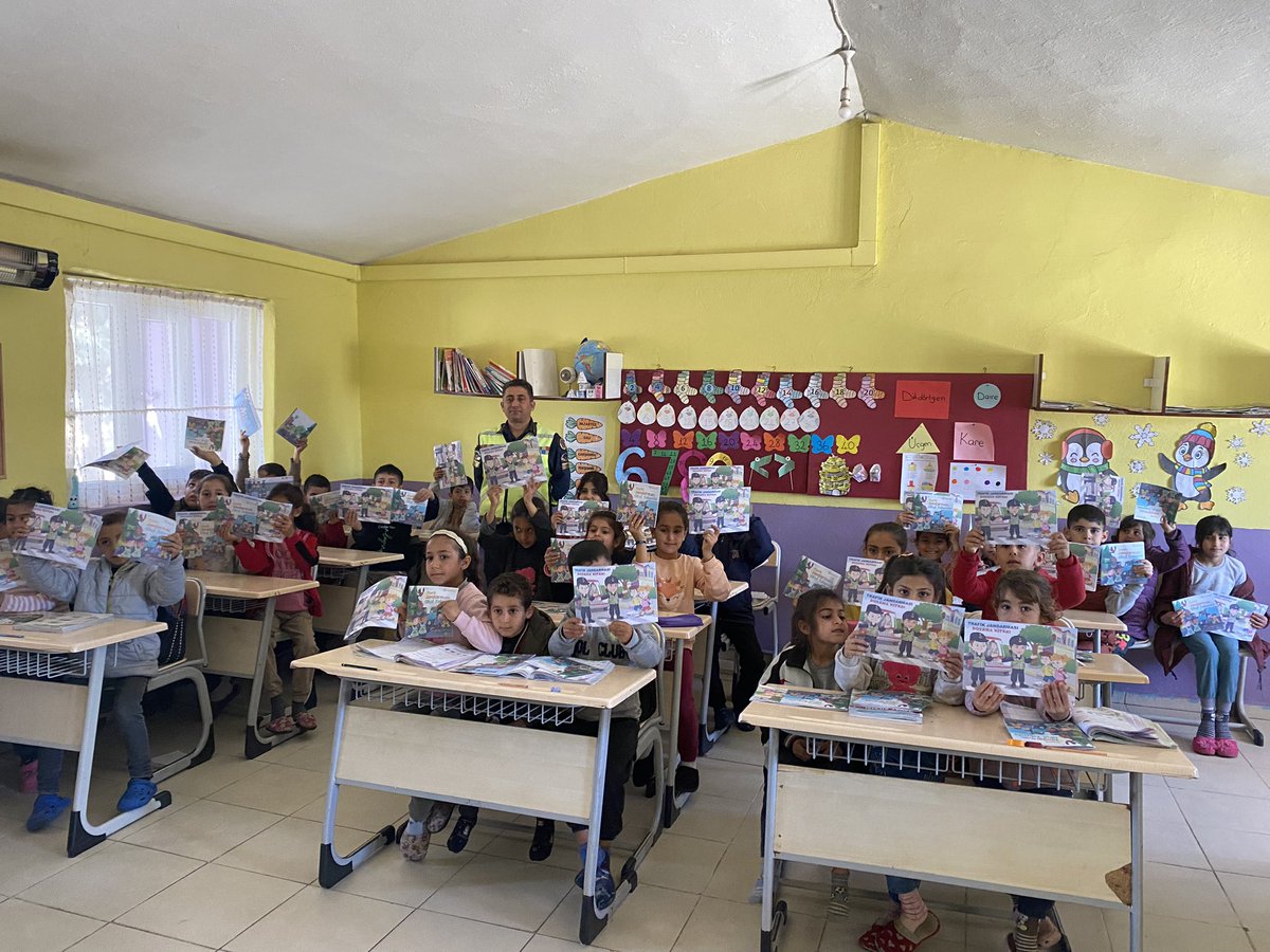 Bugünkü dersimiz trafik, öğretmenlerimiz ise trafik jandarma ekibiydi. Dinledik, uyguladık ve hediyelerimizi aldık. Teşekkür ederiz. 👮‍♂️🚦

<a href="/tcmeb/">Millî Eğitim Bakanlığı</a> 
<a href="/Yusuf__Tekin/">Yusuf Tekin</a> 
<a href="/akadirgms/">Abdulkadir Gümüş</a> 
<a href="/KiziltepeKymlk/">T.C. Kızıltepe Kaymakamlığı</a>