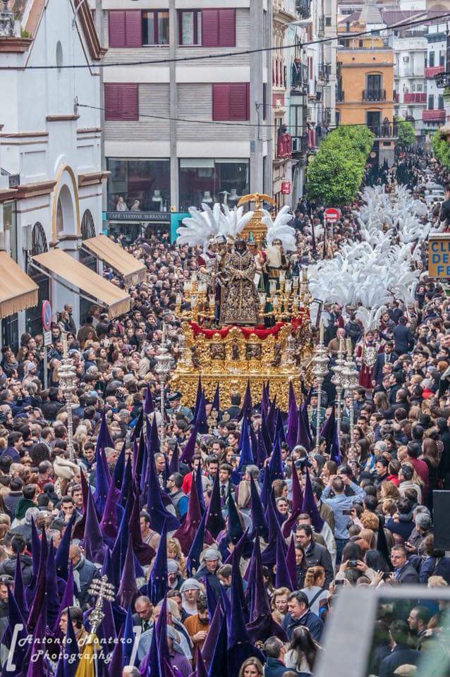 Los viernes Santos,en la Macarena nos dejan estampas como esta.