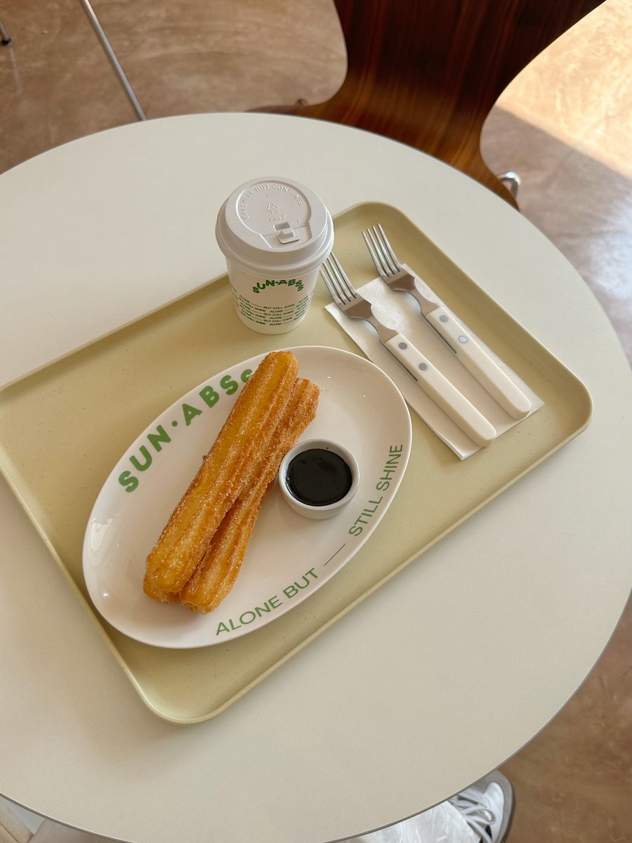 Sumleecafe's tweet photo. 𝑺𝒖𝒏.𝑨𝒃𝒔𝒔 🥖🪞
            คาเฟ่น่ารักเปิดใหม่ย่านอุดมสุข ตึกทรงสี่เหลี่ยมสีครีมโดดเด่น เฟอร์นิเจอร์เก๋ สีสันตัดกันสดใส คิ้วท์ๆ แสงดี ถ่ายรูปสวย มีเมนูชูโรส กรุบกรอบ ดริปกับซอส
           • bts อุดมสุข , bkk 🧼🥯 @aroii https://t.co/WbpI3wZ3Ik