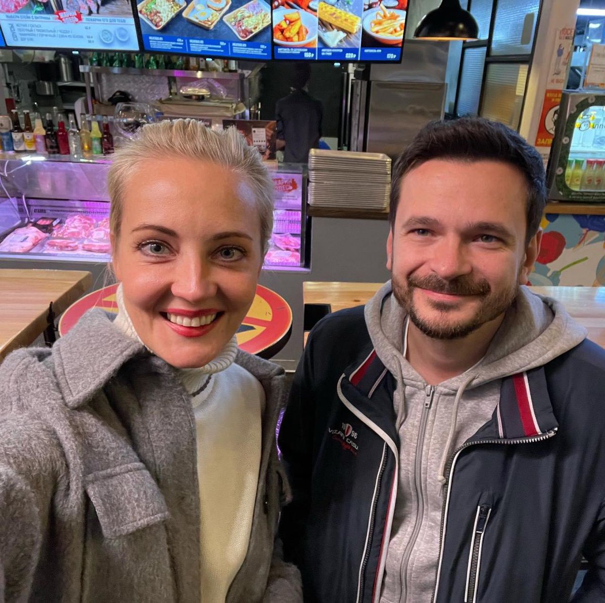 Откровенно говоря, 8 марта вызывает у меня смешанные чувства. Вообще, идея женской солидарности мне нравится. Хорошая идея, правильная. Но то, во что выродился этот праздник, выглядит насмешкой над теми, кто придумал Международный женский день. Вместо солидарности – открытка и