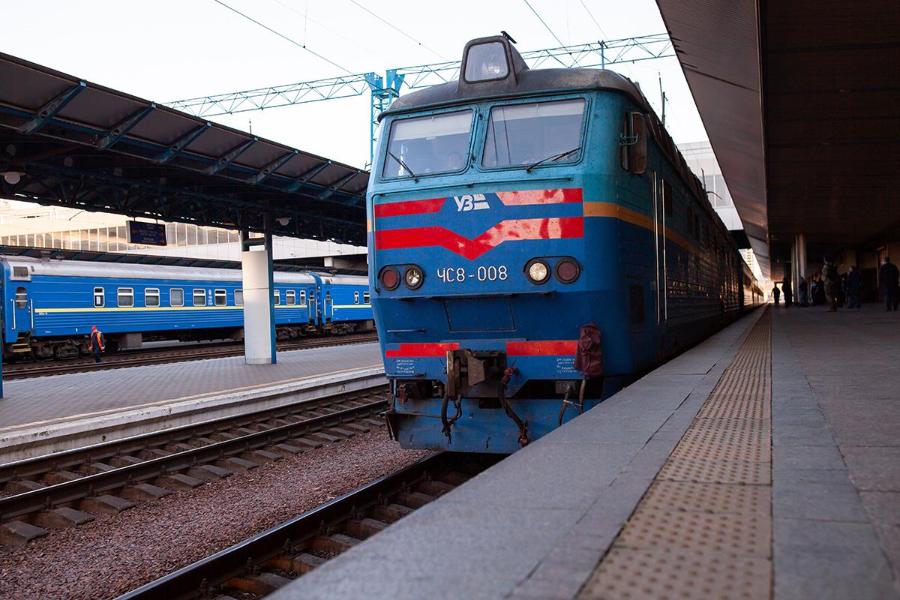 CheminsdeFerTC's tweet photo. L'#Ukraine a du mal à l'heure actuelle à résister aux troupes d'annexion. La BERD (Banque Européenne pour la Reconstruction et le Développement) aide au maintien des Ukrzaliznytsya. Ici en gare de #Kyiv, une #ChS4.
Auteur inconnu, source : https://t.co/xnjaougIKv https://t.co/rg5gTigdez