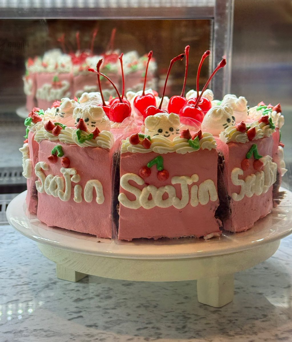 soojinbakery's tweet photo. 오늘의 디저트능 케이크, 마카롱♥️

#수진이가만든케이크냠냠
#수진이랑영원토록매일있어줄게이렇게 https://t.co/7RwLHXZ4KN