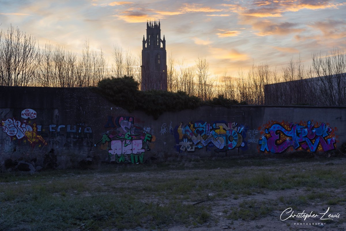 Boston sunrise and graffiti, this caught my eye so I thought I would photograph it. I like the contrast between the graffiti and the sunrise, what do you think? #sunrise #graffiti