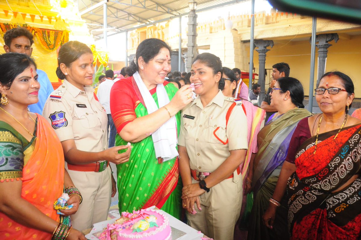మహాశివరాత్రి పర్వదినాన్ని పురస్కరించుకుని కుటుంబ సభ్యులతో కలిసి మహబూబాబాద్ జిల్లా కురవి మండలం లోని శ్రీ వీరభద్ర స్వామి ఆలయంలో స్వామివారిని దర్శించుకుని ప్రత్యేక పూజలు నిర్వహించడం జరిగింది.

ఈ సంద‌ర్భంగా తెలంగాణ ప్ర‌జ‌ల‌కు మహా శివరాత్రి శుభాకాంక్షలు

అనంతరం అంతర్జాతీయ మహిళా