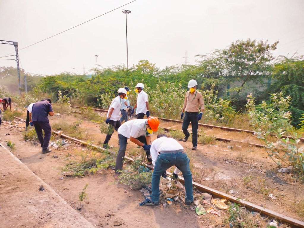 vptIndia's tweet image. As A part of #SpecialCampaign3.0, Swachha Bharath Programme was Organised at Mindi Siding (Western Sector).  The Location was cleaned by the Staff of Goods Shed &amp;amp; Railway Commercial Sections. In the special Drive, Rank Vegetation, Debris, #Plastic waste, etc are cleared and