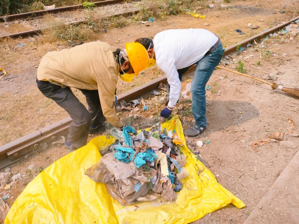 vptIndia's tweet image. As A part of #SpecialCampaign3.0, Swachha Bharath Programme was Organised at Mindi Siding (Western Sector).  The Location was cleaned by the Staff of Goods Shed &amp;amp; Railway Commercial Sections. In the special Drive, Rank Vegetation, Debris, #Plastic waste, etc are cleared and