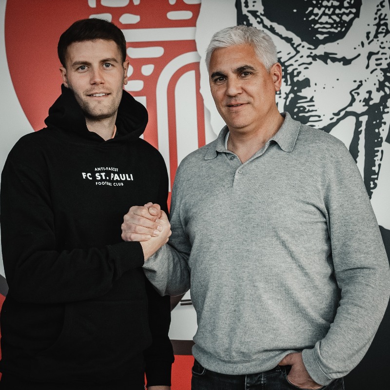 fcstpauli's tweet photo. Der FC St. Pauli und Cheftrainer Fabian #Hürzeler haben sich auf eine Verlängerung des im Sommer auslaufenden Vertrags geeinigt. Sportchef Andreas #Bornemann betont, damit habe der Verein die zentrale Personalie im sportlichen Bereich geklärt. 🏴‍☠️🤝

#fcsp