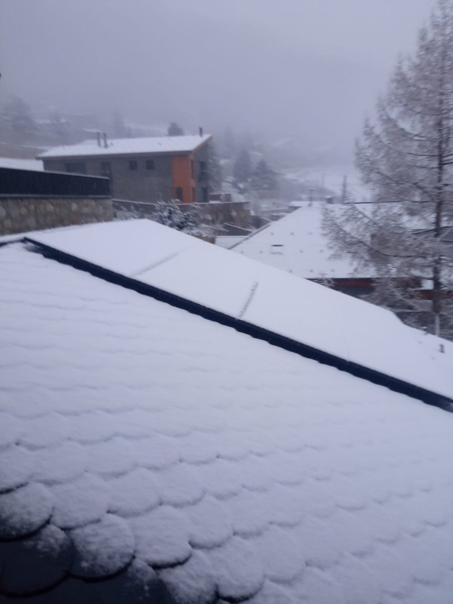 SUDPIRINEUS's tweet photo. Neva a @Andorra, avui mal dia per la Fotovoltaica. A veure si alguna arrenca i pot generar un sol kWh, apostes ? https://t.co/TxwzrXA9Ri