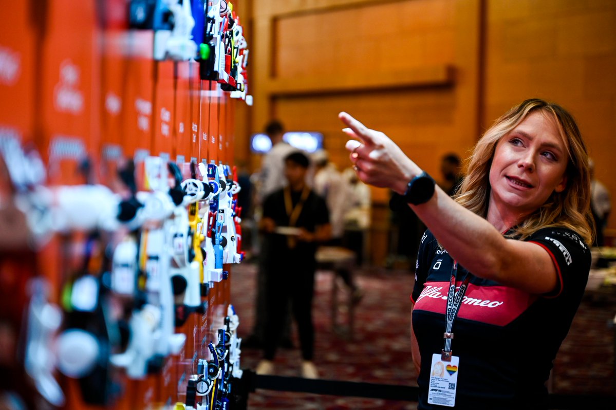 คุณRuth Buscombe วิศวกรสาววัย34ปี ผู้ที่เปลี่ยนให้การแข่งขันFormula 1 สนุกขึ้นมาได้เป็นอย่างมาก เธอเป็นนักศึกษาของมหาวิทยาลัยเคมบริดจ์ สาขาวิชาเดียวกับคุณJames Allison ผอ.เทคนิคทีมเมอร์ซิเดส โดยที่ธีสีสจบการศึกษาของเธอได้นำเสนอเกี่ยวกับการใช้DRS