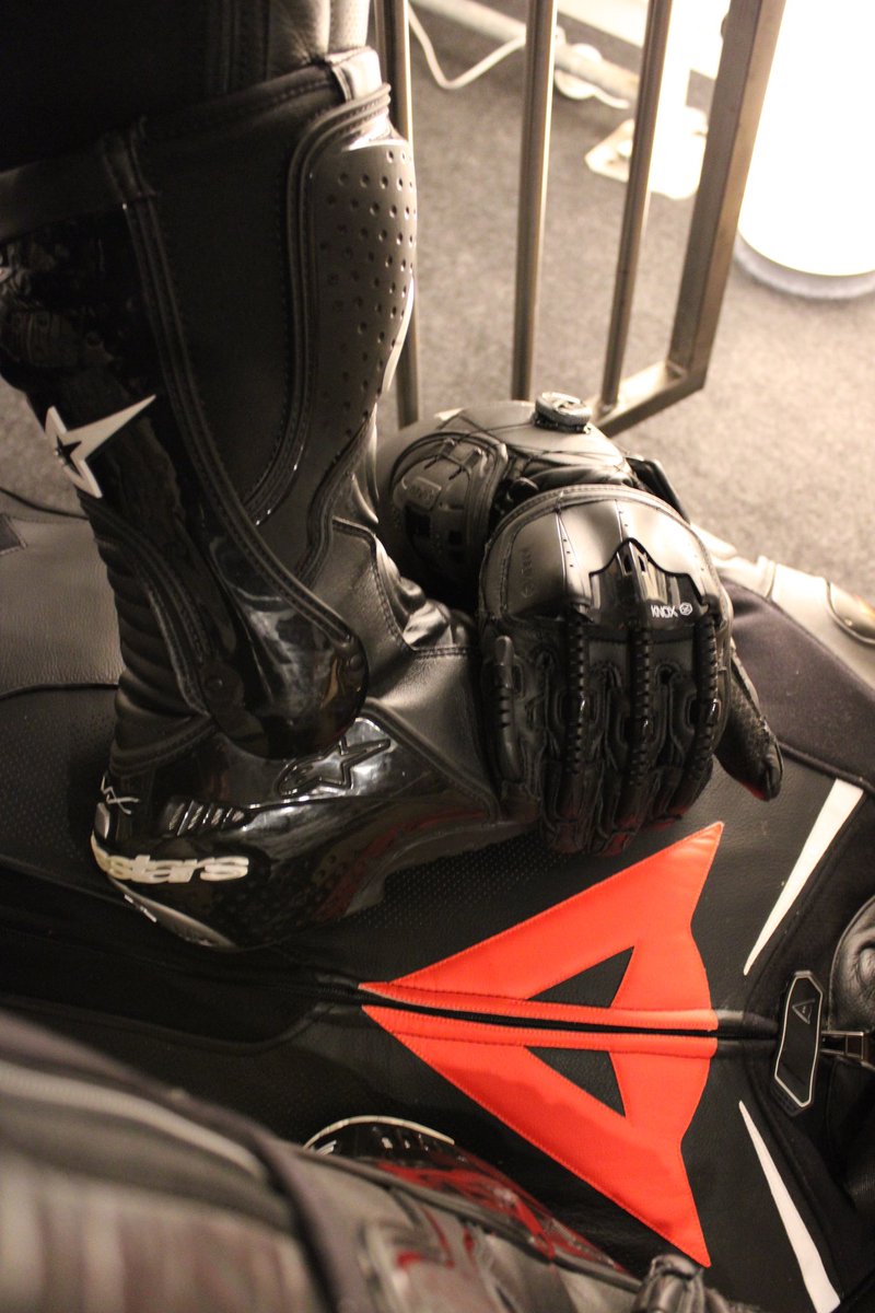 bondage_fox's tweet photo. Boot 🥾 and Glove 🏍️ @bondage_fox #bondagefox #dainese #bikeboots #handroid #bikeleathers #stomping #bondage #bikerslave #glovefetish #bootfetish #bikeleatherfetish #leatherfetish #gear #gearfetisch https://t.co/tWLzINxfiP