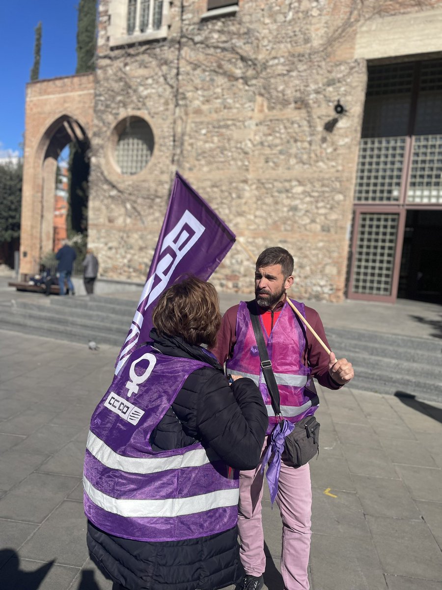Avui #8M2024, dia de la dona treballadora, <a href="/ugt_voriental/">UGT VALLES ORIENTAL</a> i <a href="/ccoovormaros/">CCOO VORMAROS | ☎️933 100 000 💻consulta.ccoo.cat</a> fem concentració davant la plaça de l’església de #Granollers, i fem la lectura del manifest i una performance amb el trencament del mur del masclisme.