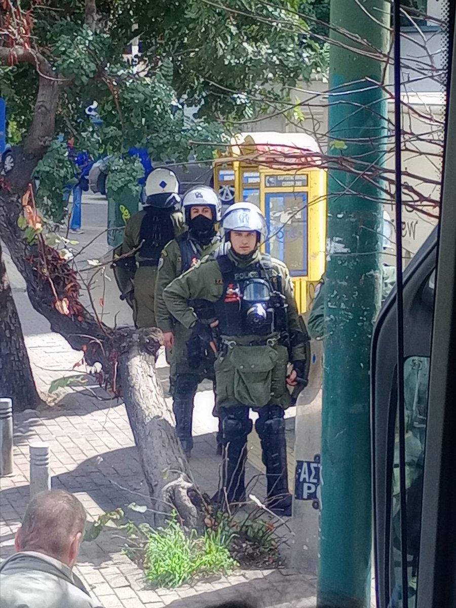 menoume_energoi's tweet photo. ΣΥΜΒΑΙΝΕΙ ΤΩΡΑ: Σύμφωνα με πληροφορίες, η αστυνομία έχει σταματήσει στο Μεταξουργείο λεωφορείο με φοιτητές που έρχονταν από την Πάτρα για να συμμετάσχουν στο εκπαιδευτικό συλλαλητήριο και δεν τους αφήνει να φύγουν. Να αφεθούν τώρα οι φοιτητές. #ιδιωτικα_πανεπιστημια  #antireport https://t.co/jYuS83ivHY