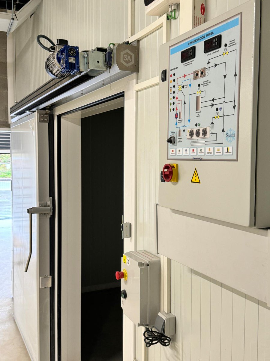 ASA_ingenieria's tweet photo. Estamos con la puesta en marcha y el ajuste de las complejas instalaciones de este obrador artesanal, un sistema de alta eficiencia, donde el calor residual de las bombas de calor se utiliza para producción de agua caliente. https://t.co/h2vRS7FCdb