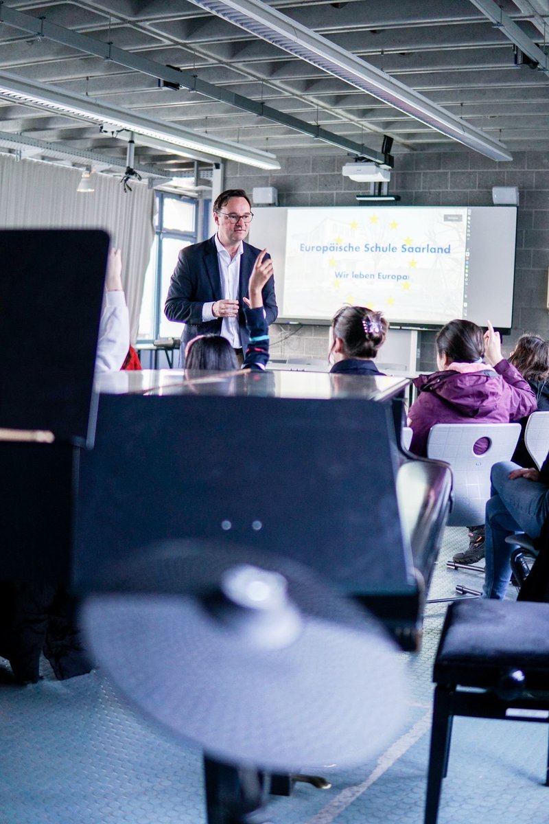 OlliLuksic's tweet photo. In der Schmiede junger Europäer🇪🇺
bei der ersten staatlichen europäischen Schule in Deutschland in Saarbrücken. Hier wird Europa nicht nur gelehrt, sondern auch gelebt.👏
Vielen Dank für die herzliche Aufnahme und die interessante Diskussion!
#Europaschule #Saarbrücken #EU https://t.co/TW0aMVB8LT