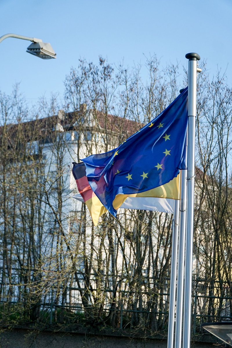 OlliLuksic's tweet photo. In der Schmiede junger Europäer🇪🇺
bei der ersten staatlichen europäischen Schule in Deutschland in Saarbrücken. Hier wird Europa nicht nur gelehrt, sondern auch gelebt.👏
Vielen Dank für die herzliche Aufnahme und die interessante Diskussion!
#Europaschule #Saarbrücken #EU https://t.co/TW0aMVB8LT