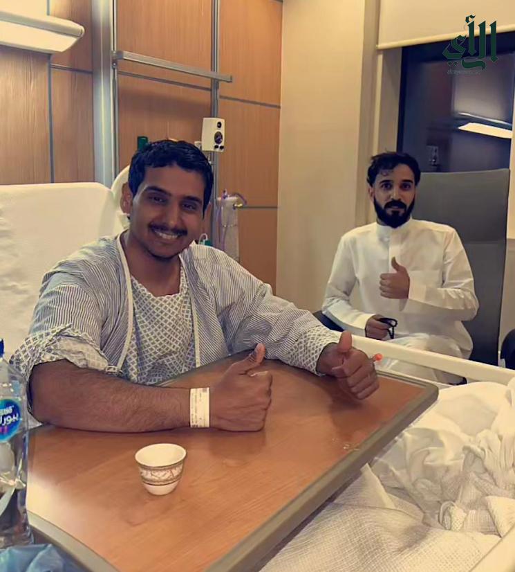 ballahmr's tweet photo. في بادرة بر يجسدها عمل الابن البار مع والده تبرع المهندس سلطان بن سعيد ال عثمان الاحمري
 بكليته لوالده الذي عانى المرض على مدار ستة اعوام مع غسيل الكلى
(وقال المهندس ال عثمان ) بعد التحاليل والفحوصات
ومطابقة ماتم من فحوصات تم استدعائي من قبل مستشفى الملك فيصل التخصصي ومركز الابحاث بالرياض لإخباري ان وضعي مطابق مع فحوصات والدي ولا يوجد آي عائق في عمليه التبرع وهذه أمنية لرد جميل والدي الذي لايقدر بثمن ولتخفيف معاناته مع المرض.

تم بحمد الله تعالى إجراء العملية الجراحية وتكللت بالنجاح وذلك بفضل الله تعالى ثم بفضل جهود الاطباء وجميع العاملين في هذا الصرح الطبي الذي أولته القيادة الرشيدة جُل اهتمامها لخدمة المواطن السعودي.
كما عبر والد المهندس ال عثمان عن سعادته وشكره لأبنه سلطان على بره ووقفته مع والده كما اعرب عن شكره وامتنانه لخادم الحرمين الشريفين الملك سلمان بن عبدالعزيز ال سعود حفظه الله وولي عهده الامين سمو الامير محمد بن سلمان ال سعود حفظه على ما يقومان به لآجل المواطن كما ثمن ال عثمان دور الاطباء بعد الله في نجاح العمليه ناهيك عن دور وزارة الصحة على جهودها الرامية لتحقيق اهداف استراتيجية العمل وفق معايير الرؤية.

#يوم_الجمعة