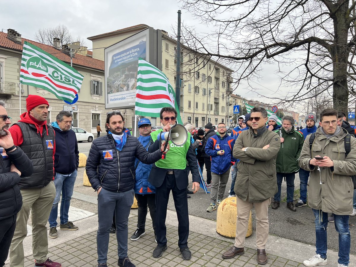 Il presidio delle lavoratrici e dei lavoratori di Enel oggi al Lingotto di #Torino nel giorno dello sciopero di 8 ore dei dipendenti del gruppo