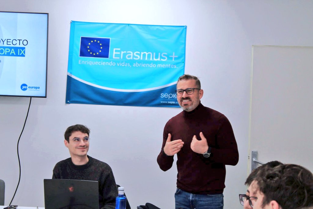 ImepeAlcorcon's tweet photo. 🇪🇺Encuentro con los participantes de #ErasmusPus previo a su salida a los destinos de Italia y Portugal donde realizarán sus prácticas en #empresas https://t.co/5VTYx6UnLW