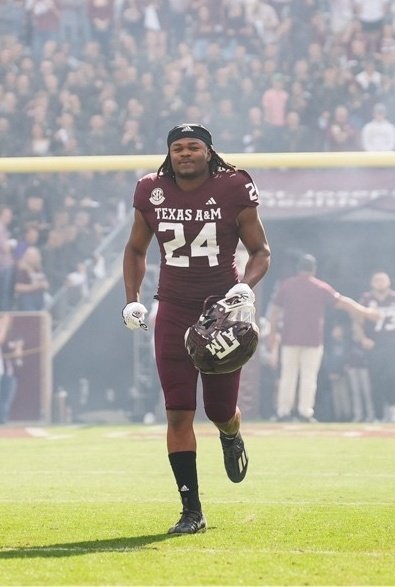 Meet Earnest Crownover, FB/RB, Texas A&M ✅️Not afraid to go head to head ✅️Versatile ✅️Able to track down his target ✅️Takes advantage of opportunities ✅️D1 Family Like most college FBs, started as a RB and took on role later. ST experienced. Check thread ⬇️