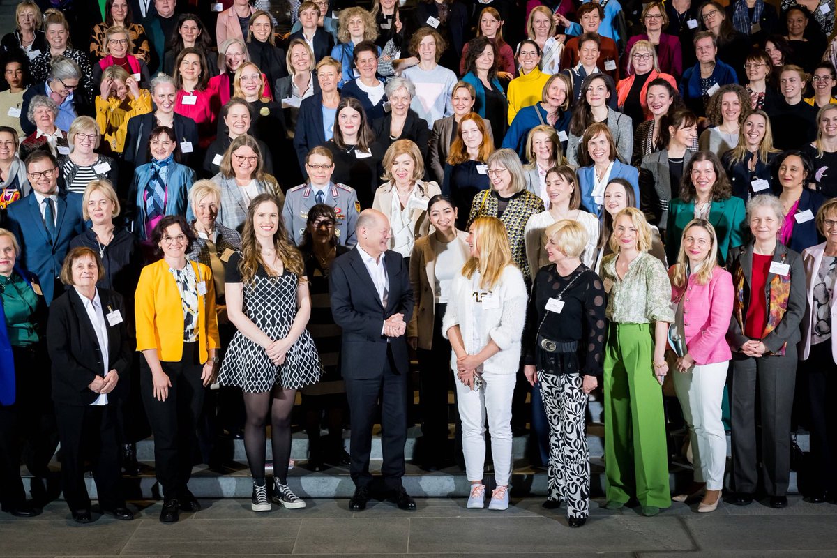 KanzlerScholz's tweet photo. Als Bürgermeisterin, Geschäftsführerin oder Vereinsvorsitzende packen sie an – Frauen aus Ostdeutschland, die diese Woche im Kanzleramt zu Gast waren. Nicht nur am Weltfrauentag gilt: Wenn Frauen entscheiden und gleich viel zu sagen haben, sind wir als Land erfolgreich! https://t.co/1KUfoGyHBe