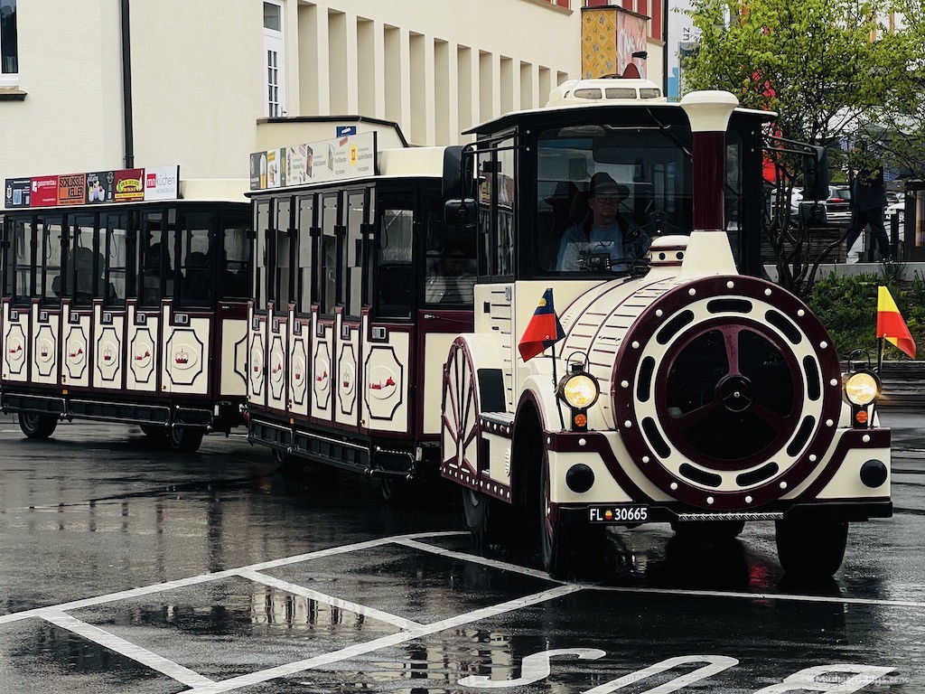 MudpieFridays's tweet image. The little city train takes you around the city centre and the old part of Vaduz.

Read more 👉 lttr.ai/APtdp

#DayTriptoVaduz #Vaduz
