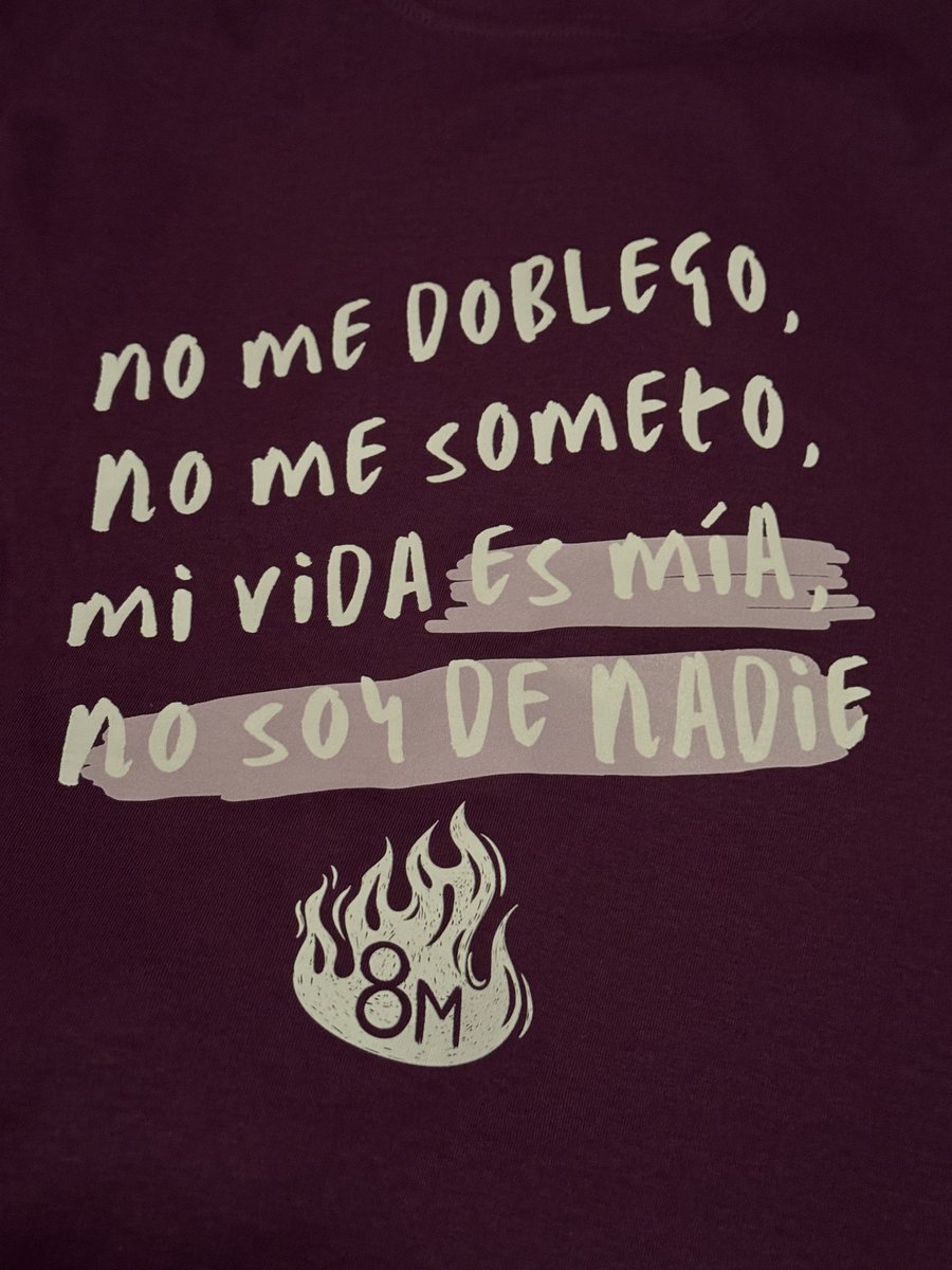 Su camiseta tenía en el centro un puño en alto y dos frases: “No me doblego, no me someto. Mi vida es mía, no soy de nadie” 

✊🏼💜✊🏼💜✊🏼💜✊🏼💜