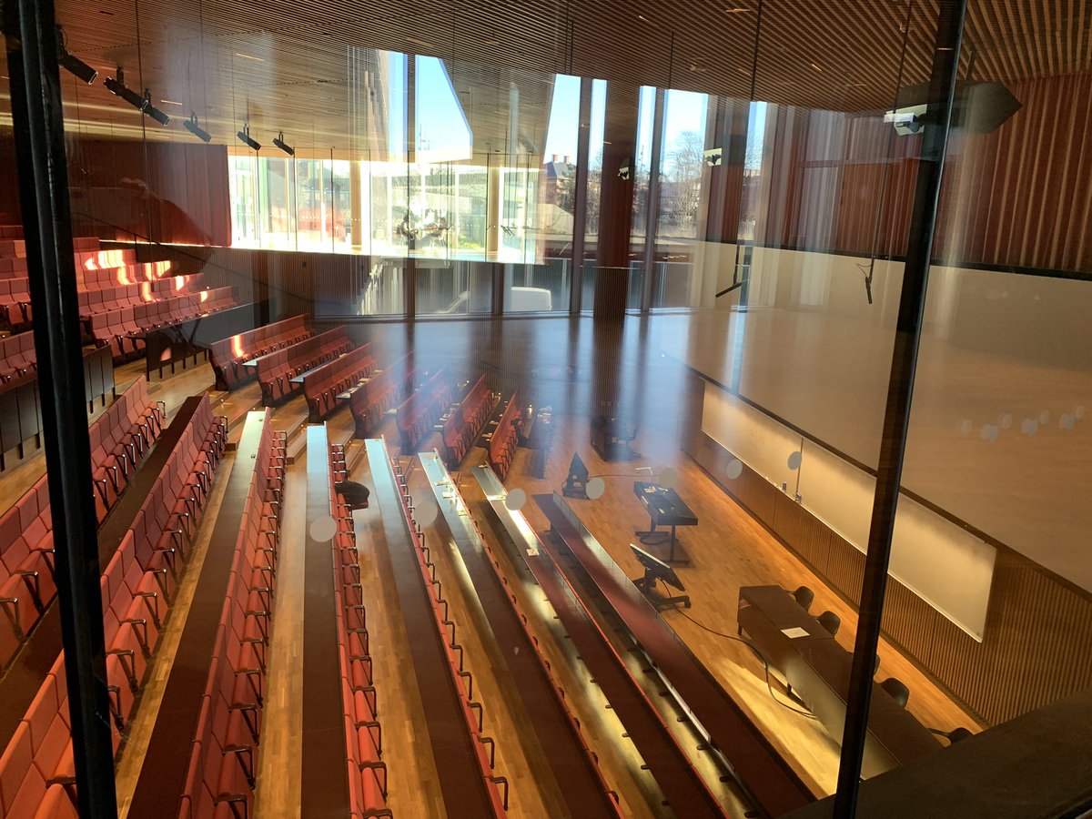 Underviste torsdag 100 medicin-studerende i etiske dilemmaer og organdonation 🫁😊🫀Snakkede DCD, Xeno-transplantation og samtalen med familien gennem rollespil 👏🎬. Spændende spørgsmål og diskussioner fra engagerede studerende og smukke solfyldte omgivelser i Mærsk  ☀️✨☀️