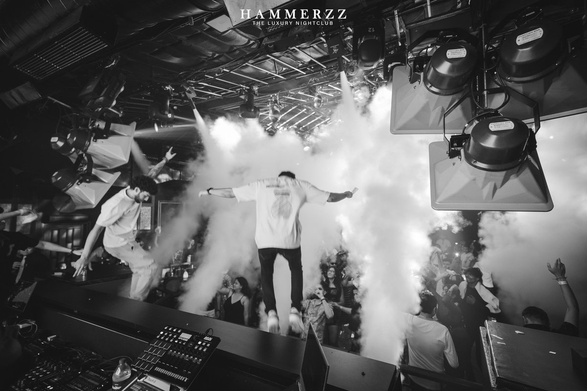 djsahilnrg's tweet photo. You’re stronger than you think.⚡
#djsahilnrg
📸: @_melchy_p.h.y
#luxury #mixtape #desidisco #goanightlife #partytime #luxurylifestyle #groove #comercial #nightlife #lifestyle #housemusic #goa #mixtapewednesdays #djsahil #club #music #djlife #dj #liesure #clubbing #nightout https://t.co/H64SpVSiMe