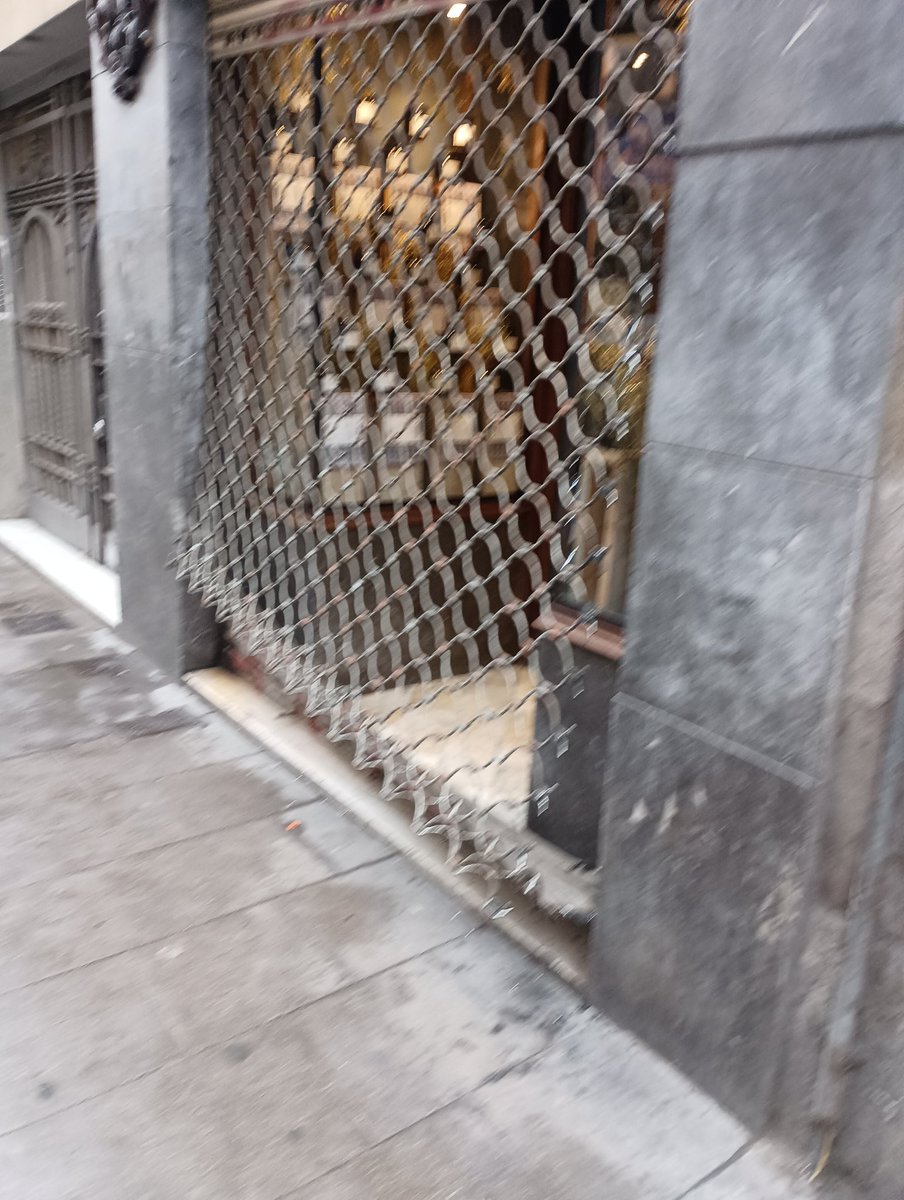 La4tu's tweet image. I el premi al robatori del dia al #raval es per la antiga cereria Abella. Carrer dant antoni abat

#ravalabandonat
#robatoris