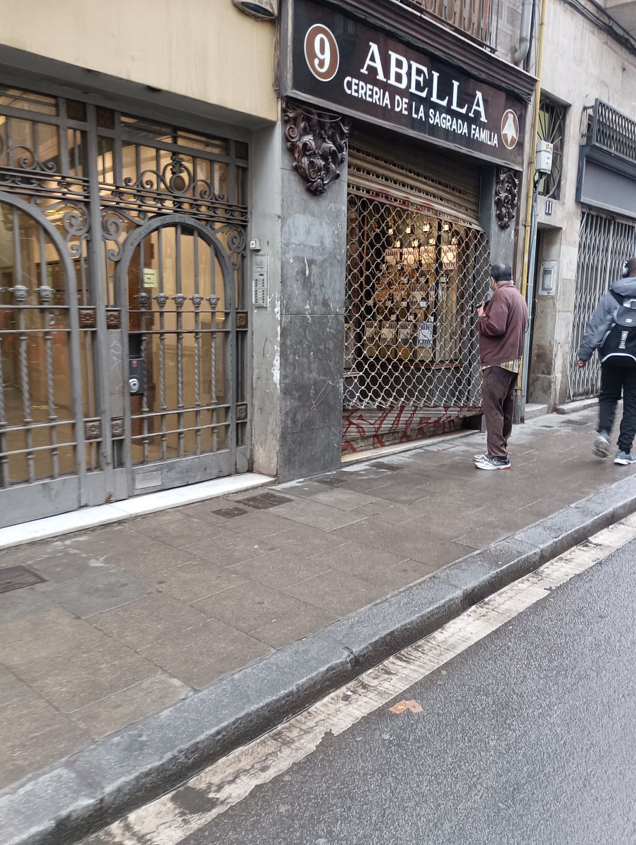 La4tu's tweet image. I el premi al robatori del dia al #raval es per la antiga cereria Abella. Carrer dant antoni abat

#ravalabandonat
#robatoris