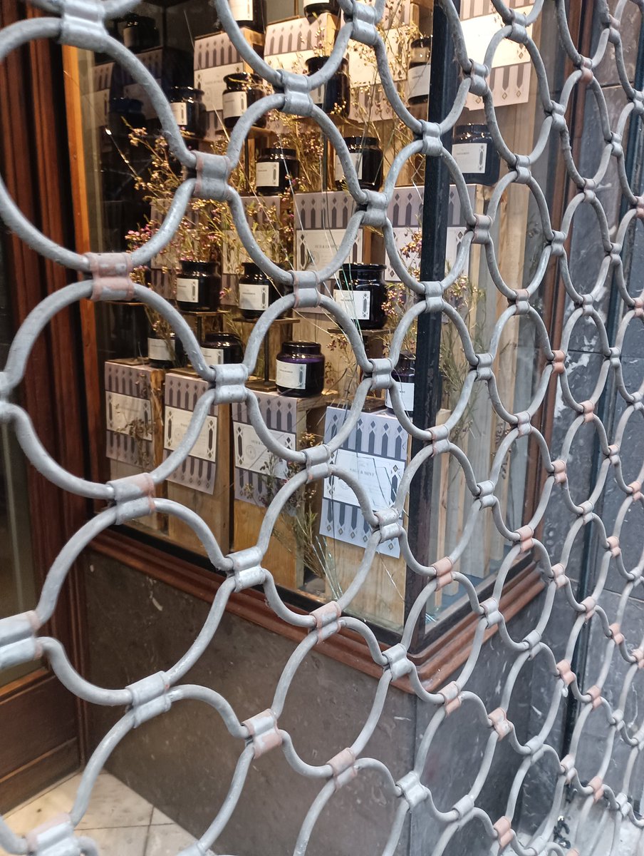 La4tu's tweet image. I el premi al robatori del dia al #raval es per la antiga cereria Abella. Carrer dant antoni abat

#ravalabandonat
#robatoris