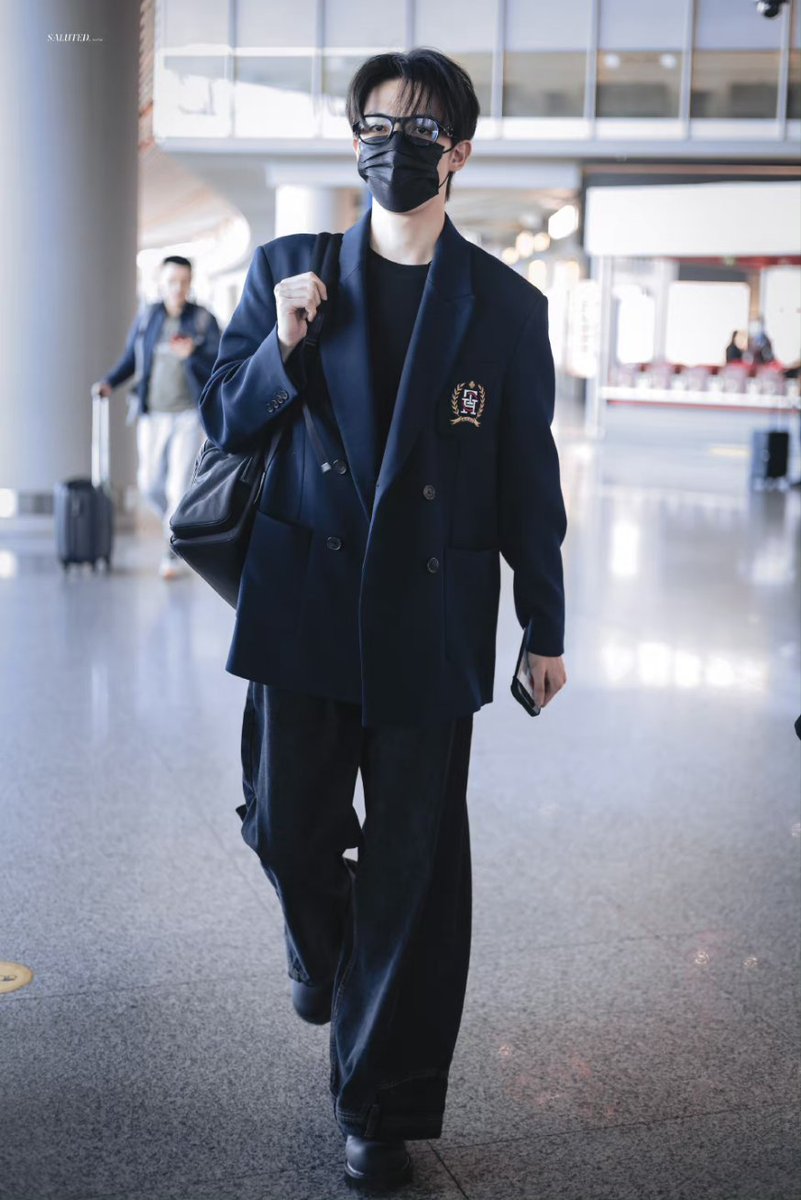 สูทแบบอังกฤษ + ใส่แว่น = แฟชั่นสนามบินของเด็กเนิร์ด 
เดินทาง ปักกิ่ง-เซินเจิ้น
#หลัวอีโจว #罗一舟 #LuoYizhou 
Cr on pic