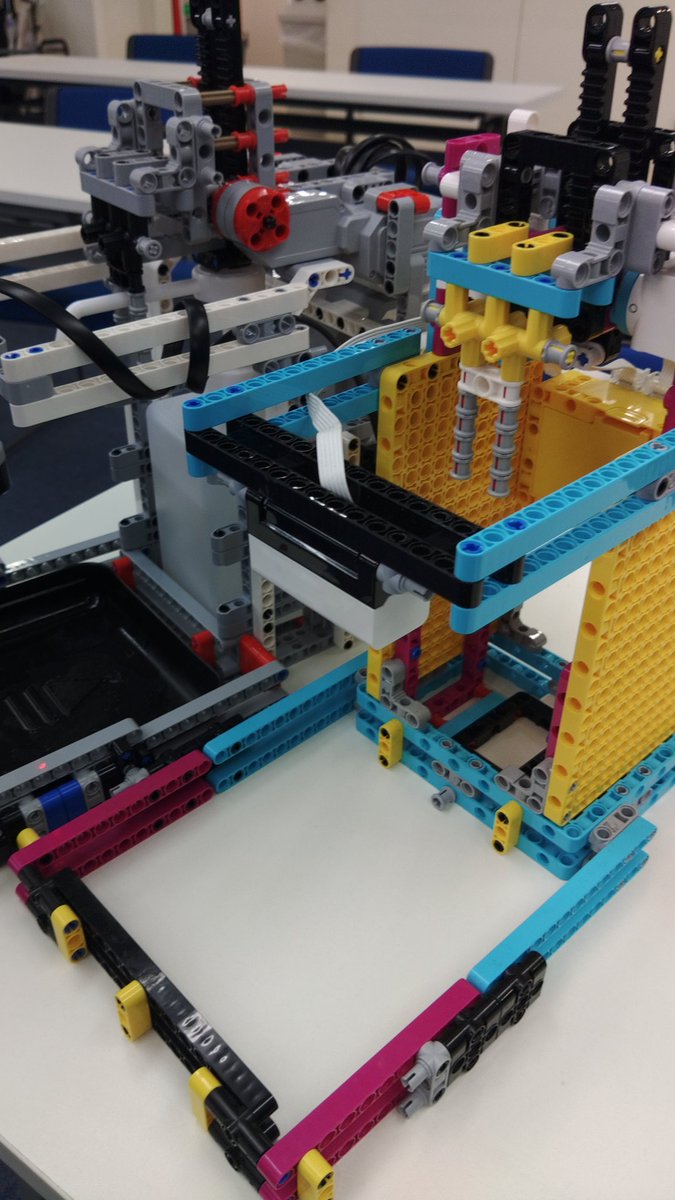 da_redaw's tweet photo. 今日は最後のプログラミング
スパイクに引き続きEV3の方でも
自動消毒噴射機を作りました。
スパイクとの違いとして
効果音が流れます。
今後はコーチの音声も流れるようになる予定だそうなので
お待ちください
 #おおぞら高校
 #プログラミング https://t.co/PtSmJZW98O