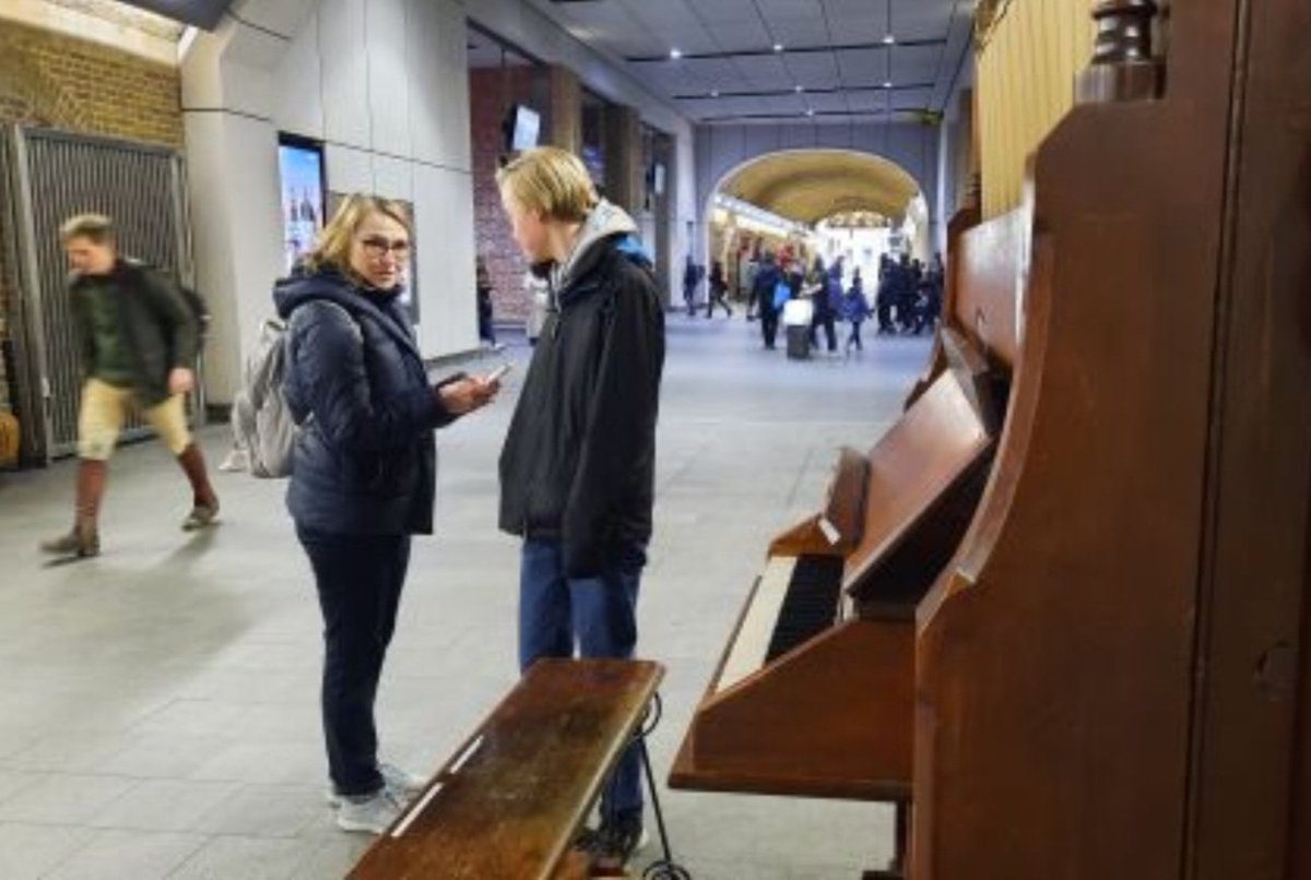Today, 8th March, is International Women's Day and SWO members have begun the 13 hour sequence of music on the Henry Jones pipe organ installed at London Bridge Station. Come along and join the partially transient audience for some very special 'busking'.
 tinyurl.com/3ufew6tm