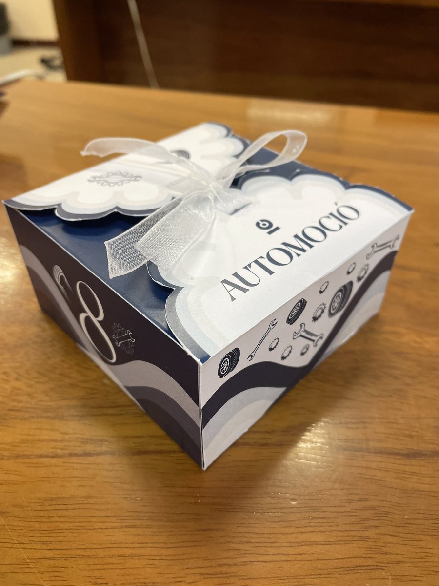 Detall confeccionat per l’alumnat dels departaments de #ciènciessocials i #artsgràfiques de l’ @InsCaparrella en motiu del Dia Internacional de les Dones #8M2024 Gràcies! 💜