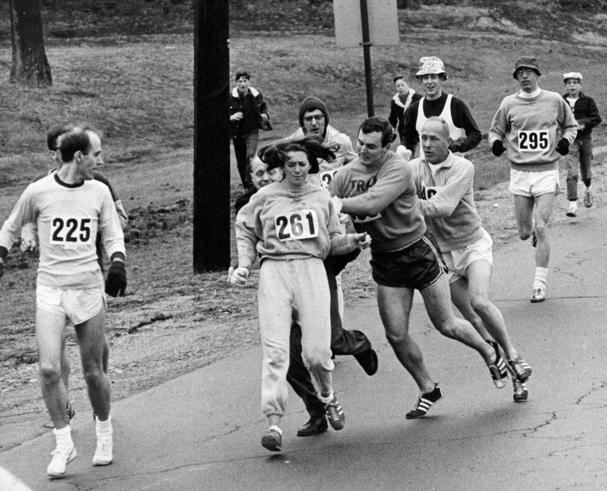 Día Internacional de la Mujer

Kathrine Virginia Switzer fue la primera mujer en correr con dorsal una maratón (Boston 1967)

Uno de los jueces intentó expulsarla a empujones durante la carrera

Gracias a mujeres pioneras como ella tenemos el maravilloso deporte femenino actual