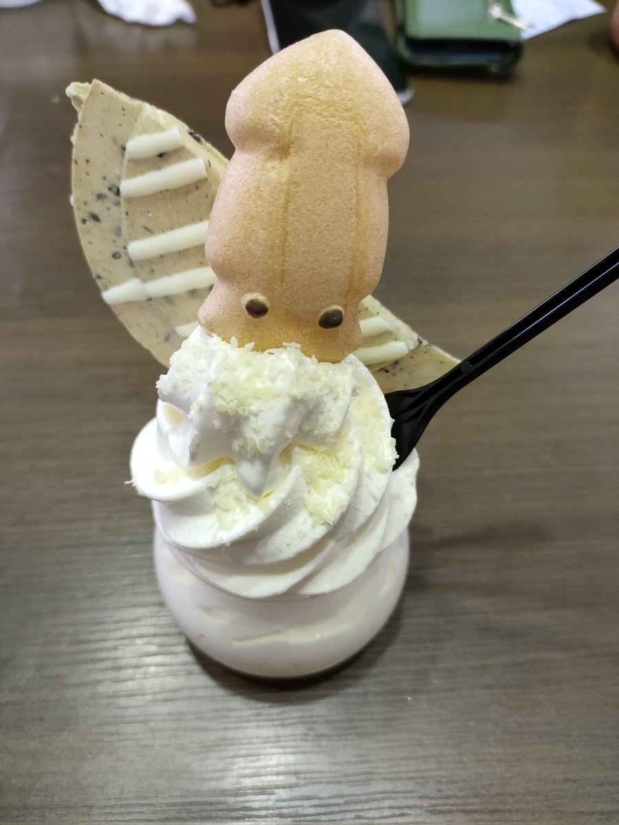 b1augrana_4298's tweet photo. 八食センターで
いかプリンソフト。

甘いものは正義！

#BELLAB
#八食センター https://t.co/lV2pEAQXtF