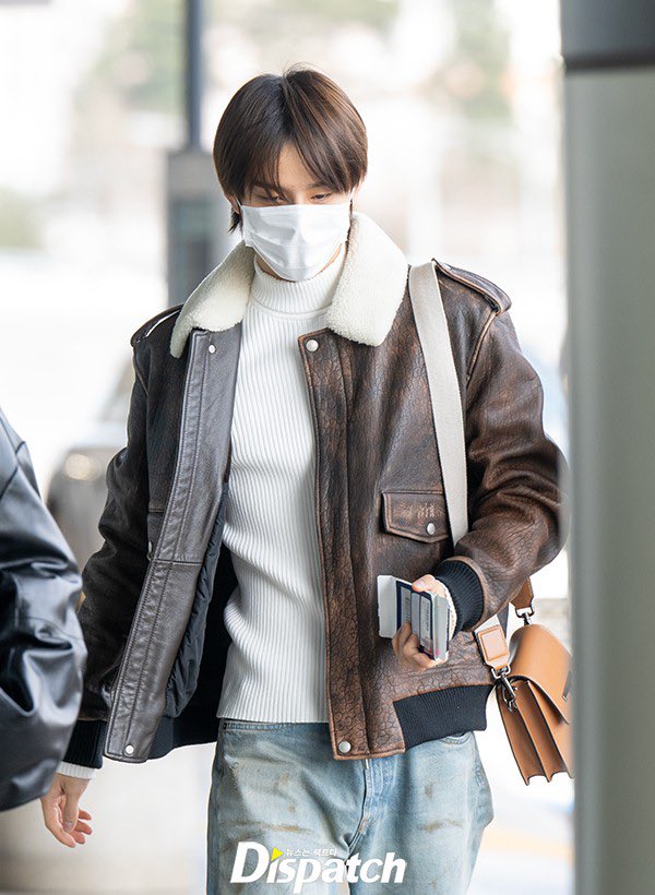 JUNGWOO_TH's tweet photo. (Press) 240308 จองอูที่สนามบินกิมโป เดินทางไปแสดงคอนเสิร์ต THE UNITY in TOKYO ที่ญี่ปุ่น

“แสงออร่าที่สนามบิน”... จองอู หนุ่มที่กระโดดออกมาจากหนังสือภาพการ์ตูน
🔗https://t.co/Qp1o71CSSv

#NCT #NCT127 #NCT정우 #정우  
#JUNGWOO @NCTsmtown_127 https://t.co/Rhp6dkj16M