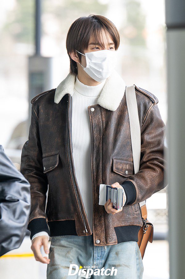 JUNGWOO_TH's tweet photo. (Press) 240308 จองอูที่สนามบินกิมโป เดินทางไปแสดงคอนเสิร์ต THE UNITY in TOKYO ที่ญี่ปุ่น

“แสงออร่าที่สนามบิน”... จองอู หนุ่มที่กระโดดออกมาจากหนังสือภาพการ์ตูน
🔗https://t.co/Qp1o71CSSv

#NCT #NCT127 #NCT정우 #정우  
#JUNGWOO @NCTsmtown_127 https://t.co/Rhp6dkj16M
