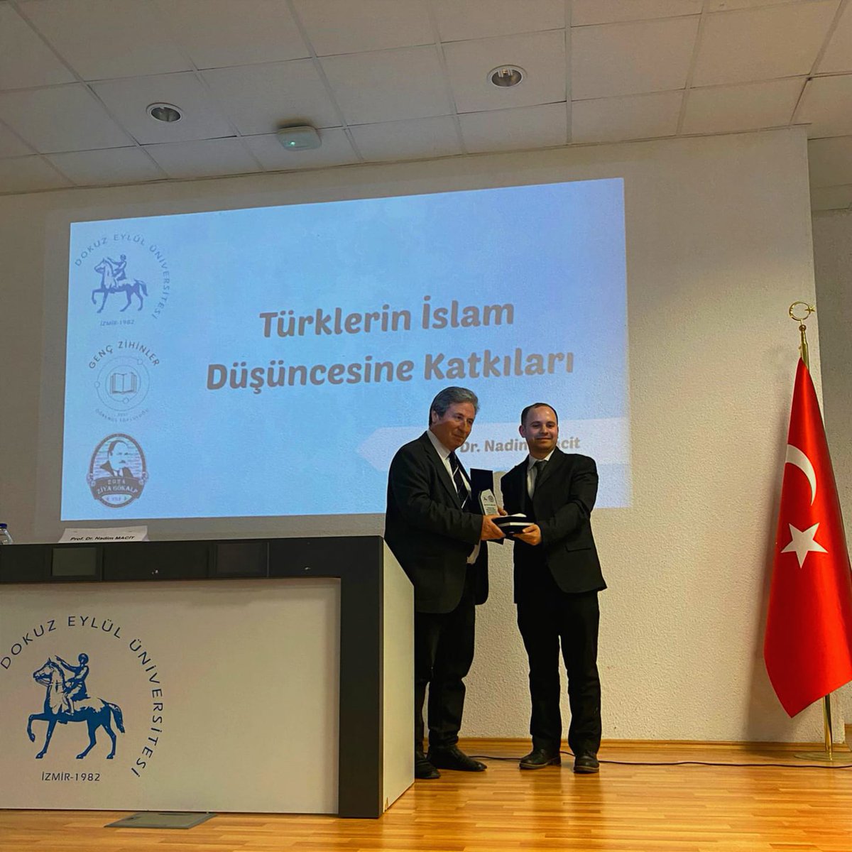 Deü Genç Zihinler Topluluğu olarak "Türklerin İslam Düşüncesine Katkıları" adlı konferansımızı Deü Merkez Kütüphane Konferans salonunda bugün gerçekleştirdik.