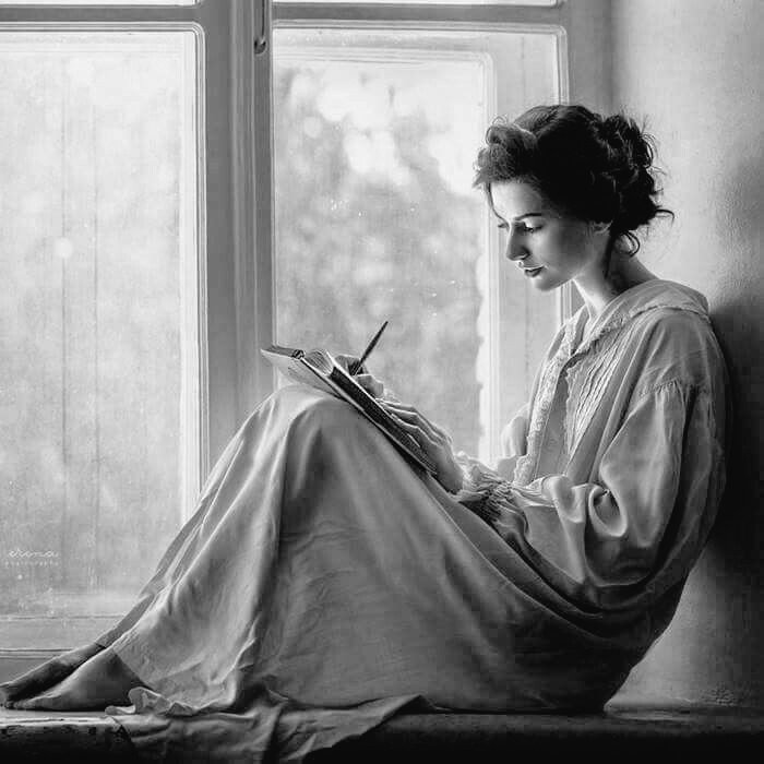 Avant les gens écrivaient, recroquevillés sur un banc, à même les genoux ou sur un coin de table. Nous écrivions sur de beaux papiers, parfois nous osions déposer un baiser et parfumer l'enveloppe. Puis venait l'attente de la réponse, des jours infinis le cœur battant.. 

🤍