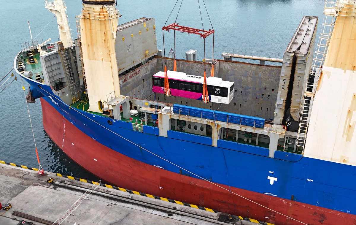 PDChina's tweet photo. Qingdao Port in east China’s Shandong Province exported new energy buses for the first time, as a total of 53 Chinese-made #newenergy buses were loaded onto a vessel on Thursday to be delivered to European countries. #MadeInChina https://t.co/pdpisnzQrK