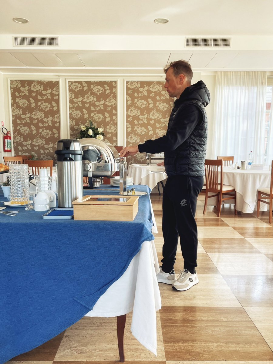 📢 Can someone help <a href="/lonardigiovanni/">lonardigiovanni</a>?

😵‍💫He's been eating the same thing for breakfast for 4 stages now…

🇮🇹 #TirrenoAdriatico