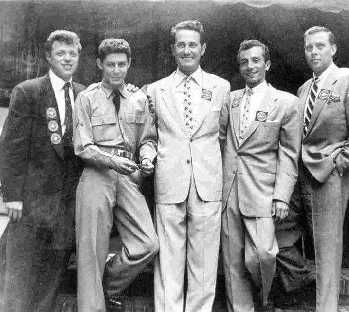 A band of brothers: Steve Lawrence, Eddie Fisher, DJ Brad Phillips, Al Martino (dad), and Dick Haymes. In fact it was Steve Lawrence, who gave us this picture many years ago. This was from a show, called “Battle Of the Baratones”. Most likely 1953. ❤️