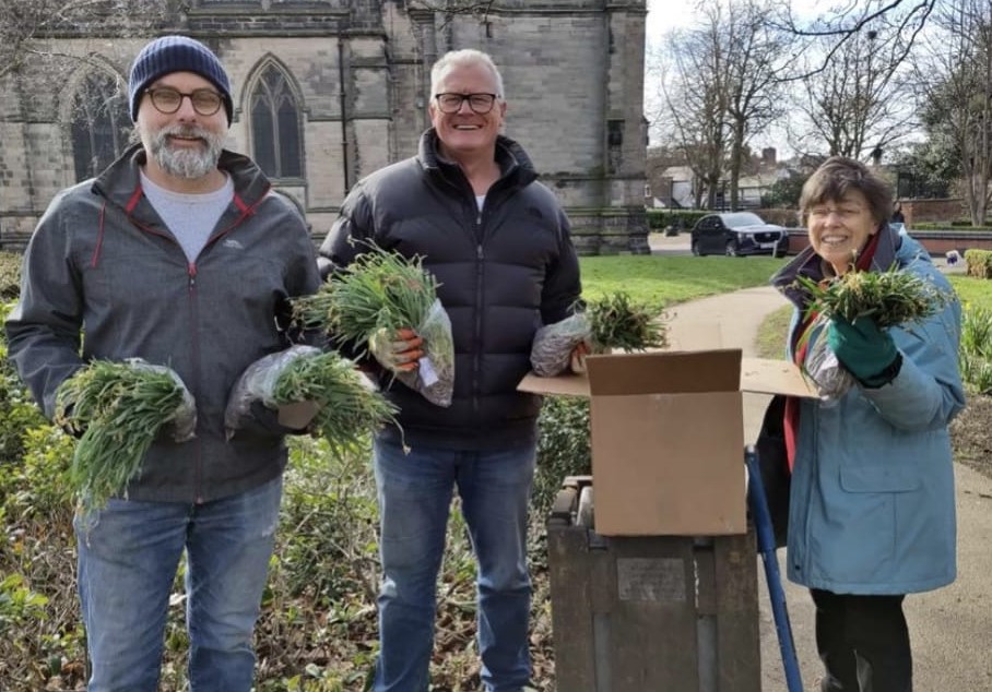RectoryWildlife's tweet photo. This Saturday at 10am we will be helping our neighbours @ASwHTchurch to plant 2000 snowdrop bulbs on the Parish Green.  Everyone is welcome to join. https://t.co/SsESkaXKhV