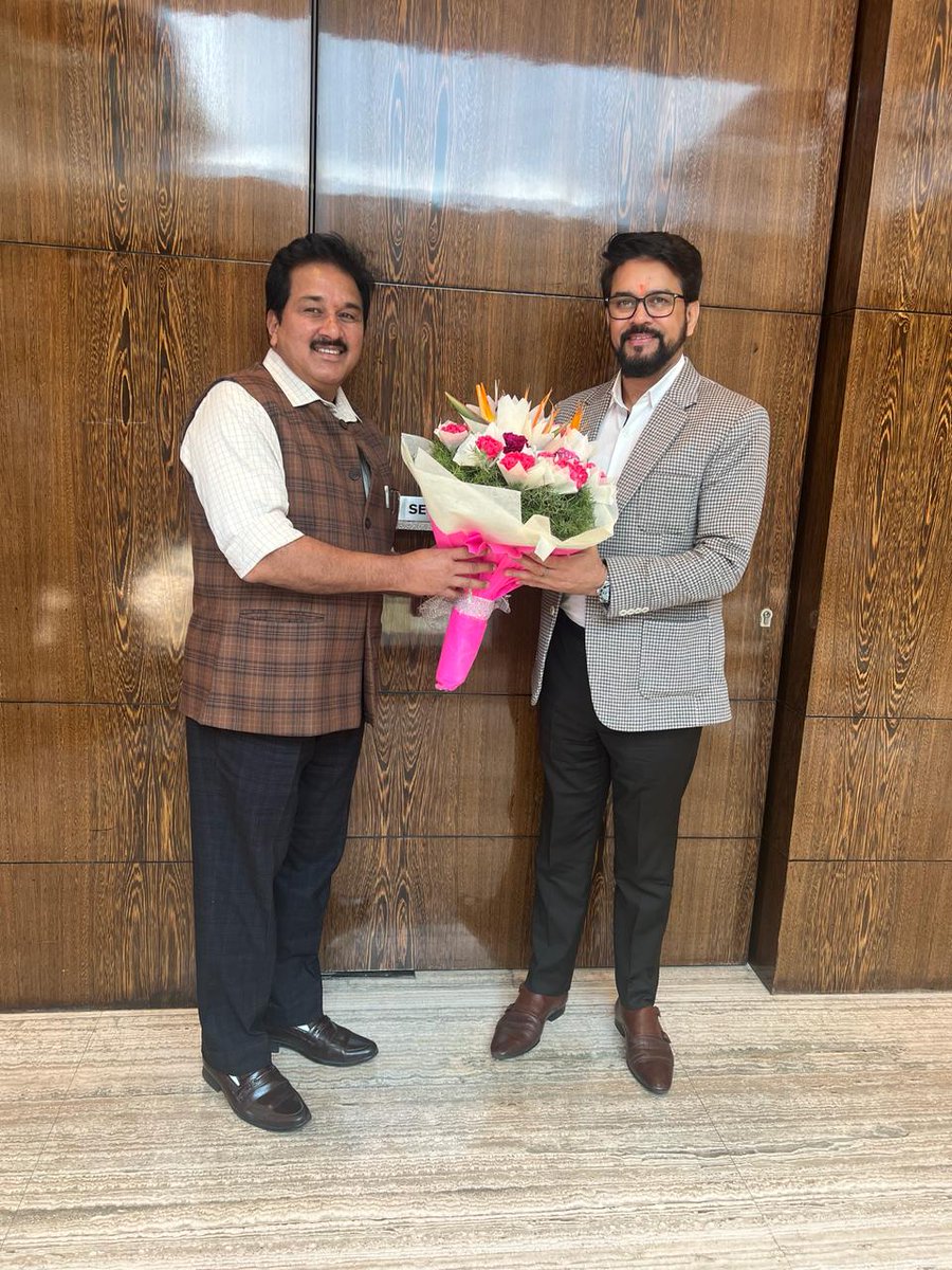 Sh Anurag Singh Thakur Hon’ble Minister for Youth Affairs and Sports ,Govt of India, received by Sh M N Nataraj, Regional Director ,NYKS Southern states on his arrival at Bangalore Airport today @ianuragthakur @Anurag_Office @YASMinistry @nyksindia @PIB_India @PIBBengaluru